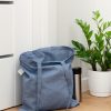 Klassische Recycling Baumwolltasche nachhaltig blau mit langen Henkeln als Einkaufstasche im Flu´r stehend